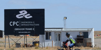 Obrador abandonado de CPC en la autovia Caleta Olivia - Comodoro Rivadavia en construcción - Foto: OPI Santa Cruz/Francisco Muñoz