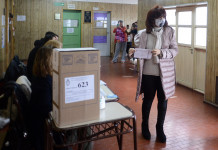 Cristina, a todo o nada: busca revertir la elección en tres provincias para retener el control del Senado Cristina Kirchner votó en Río Gallegos - Foto: OPI Santa Cruz/Francisco Muñoz