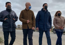 VUELVE LA DANZA DE MILLONES EN LA CIRCUNVALACIÓN Y LA RUTAS EN CALETA OLIVIA. COTILLO INAUGURA LO PAGADO VARIAS VECES A LOS CORRUPTOS DEL FPV El intendente de Caleta Olivia Fernando Cotillo junto a Martín Medvedovsky, jefe del Distrito N°23 de Vialidad Nacional