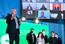 El cierre del FDT volvió al viejo tono cristinista, con los discursos largos, la presencia militante y los hits contra Macri El acto de cierre de campaña del FdT - Foto: Telam