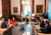 Cambia la estrategia del Gobierno: menos discursos de Alberto Fernández y protagonismo para los nuevos funcionarios El presidente Alberto Fernández en reunión con parte del gabinete económico