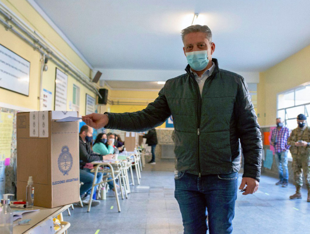 El gobernador de Chubut Mariano Arioni vota - Foto: Twitter