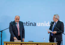MANZUR, UN COLADO EN EL GOBIERNO QUE NADIE VOTÓ Y EL PRESIDENTE, CEDIENDO TODA AUTORIDAD, QUEDÓ RELEGADO AL PAPEL DE APLAUDIDOR DESDE ABAJO DEL ESCENARIO Juan Manzur nuevo Jefe de Gabinete - Foto: Telam