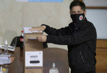 Axel Kicillof atribuyó la dura derrota en las PASO a la pandemia y anunció el comienzo de una “nueva era” Axel Kicillof vota