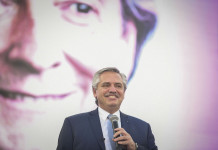 Alberto Fernández: “Si todavía no cerramos un acuerdo con el Fondo es porque no nos vamos a arrodillar” Alberto Fernández en el acto a 11 años del fallecimiento de Néstor Kirchner - Foto: Telam