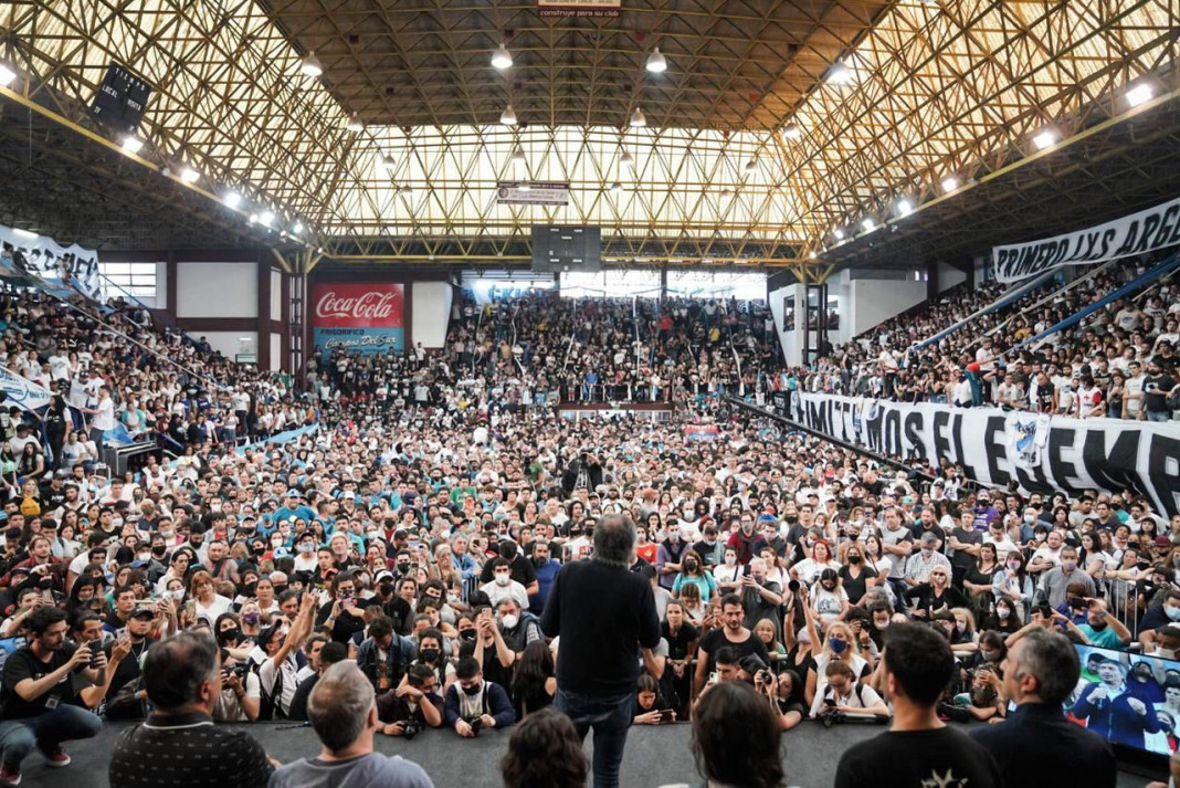 La organización ultra K en el microestadio del club Lanús - Foto : Telam