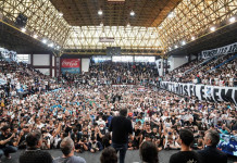 Un dirigente de La Cámpora reclamó enfrentar a “los medios hegemónicos que le meten mierda en la cabeza” a la gente La organización ultra K en el microestadio del club Lanús - Foto : Telam