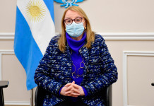 LA HIPOCRESÍA DEL PODER MEDIOCRE. LA GOBERNADORA PIDIÓ DISCULPAS A LOS JUBILADOS Y LES DIJO QUE SI “ALGUIEN SUFRIÓ, FUE ELLA” Y FINALMENTE LES RECORDÓ QUE “LA CULPA FUE DE MACRI” PARITARIA CENTRAL: MAGRO AUMENTO, RECATEGORIZACIONES SIN RESPETAR ESCALAS Y AUMENTO DE EMPLEADOS PÚBLICOS