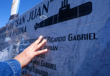 ARA San Juan: el juez de Dolores procesó a dos agentes de la AFI por espiar a familiares de las víctimas Un memorial para recordar y homenajear a los 44 tripulantes del ARA San Juan fue inaugurado con un acto frente a la Base Naval de Mar del Plata - Foto: Telam