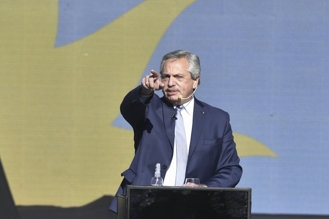 El presidente Alberto Fernández saludó a la Plaza de Mayo colmada de personas por el Día de la Militancia - Foto: Telam