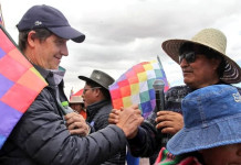 Después de Rafael Bielsa, otro embajador argentino se mete en los asuntos de otro país Ariel Basteiro participó de una marcha con Evo Morales.