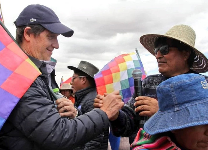 Ariel Basteiro participó de una marcha con Evo Morales.