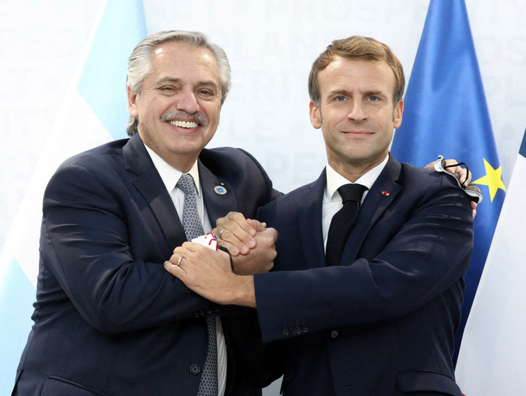 Alberto Fernández junto a Emmanuel Macron en el G20 -