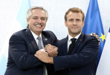 Alberto Fernández junto a Emmanuel Macron en el G20 -