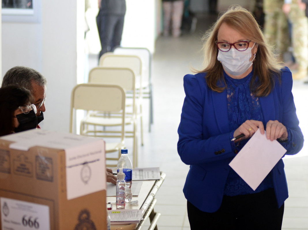 La gobernadora Alicia Kirchner al momento de emitir su voto en Río Gallegos - Foto: OPI Santa Cruz/Francisco Muñoz