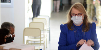 La gobernadora Alicia Kirchner al momento de emitir su voto en Río Gallegos - Foto: OPI Santa Cruz/Francisco Muñoz