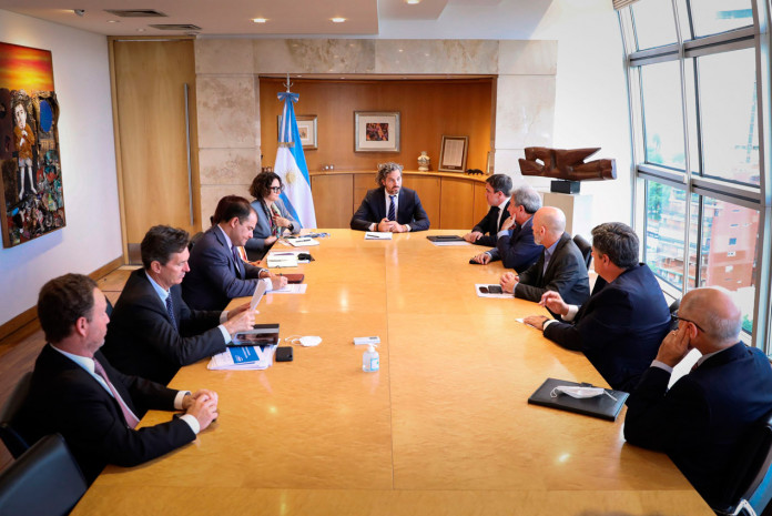 El canciller Santiago Cafiero y las autoridades de la Asociación de Fábricas de Automotores (ADEFA), analizaron hoy la situación de la industria – Foto: Telam
