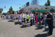 LOS MÉDICOS DEL HRRG PROTESTARON POR SUELDOS EN EL IZAMIENTO DOMINICAL Y FRENTE A CASA DE GOBIERNO. ALICIA KIRCHNER DESCONOCE SU SACRIFICADA LABOR EN LA PANDEMIA Reclamo de los médicos en Río Gallegos