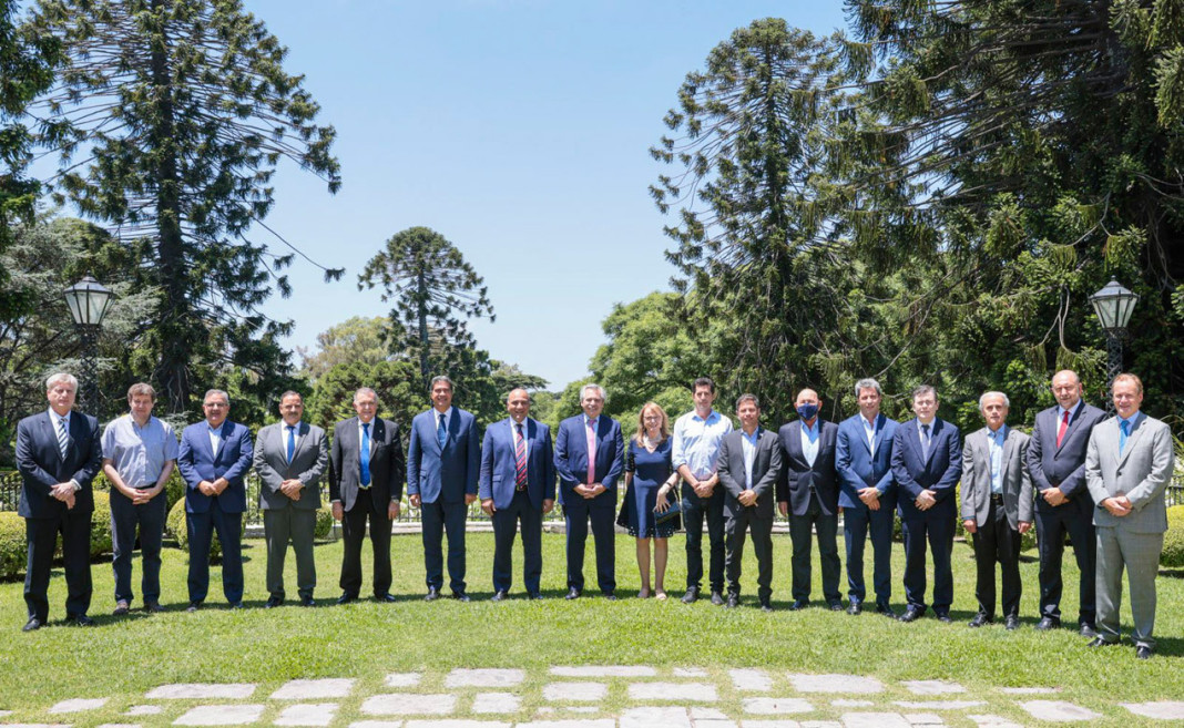 Alberto Fernández junto a 13 gobernadores - Foto: Telam