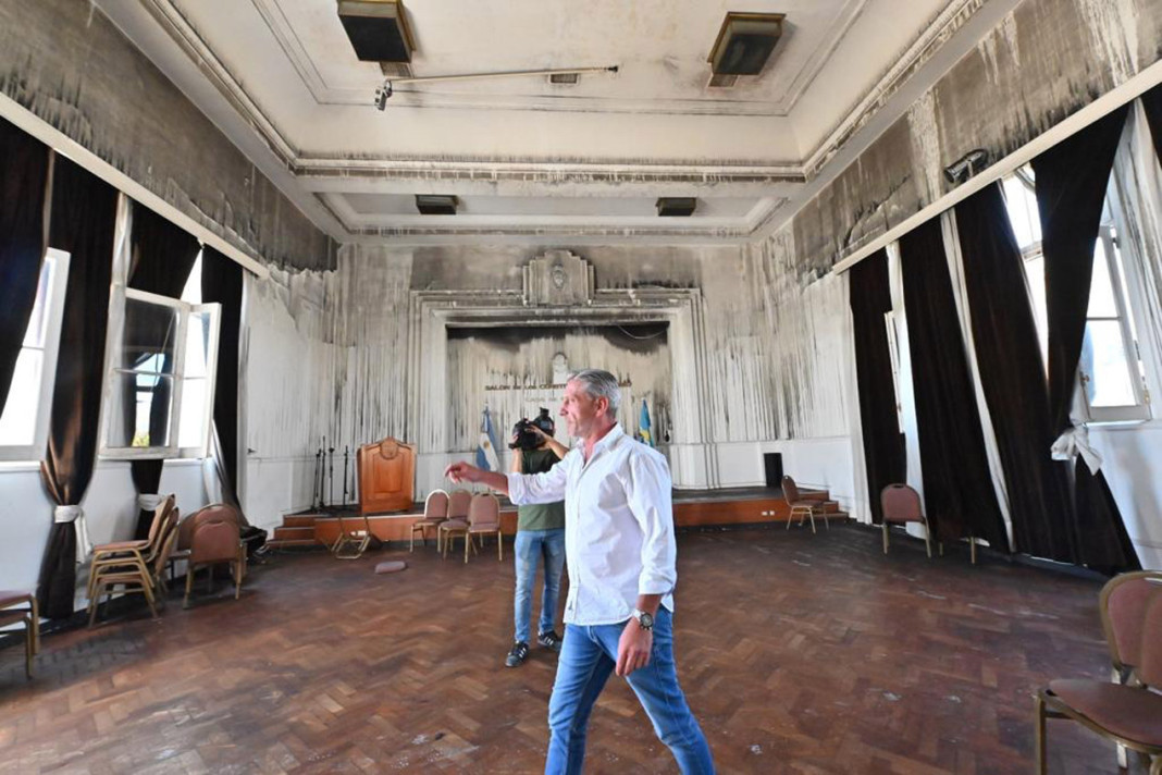 El gobernador de Chubut Mariano Arcioni recorre los edificios que fueron incendiados durante los reclamos en Trelew la capital de Chubut - Foto: