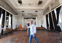 Mariano Arcioni anunció la derogación de la ley de zonificación minera El gobernador de Chubut Mariano Arcioni recorre los edificios que fueron incendiados durante los reclamos en Trelew la capital de Chubut - Foto: