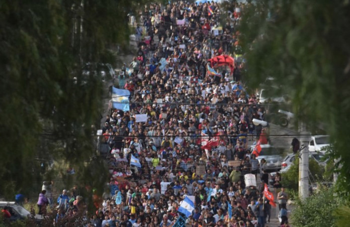 MILES DE PERSONAS EN LAS CALLES DE LA PROVINCIA PIDEN RETROTRAER LA LEY MINERA Y QUE SE VAYAN LOS DIPUTADOS QUE LA VOTARON