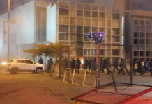 16 EDIFICIOS AFECTADOS POR PEDRADAS, 30 POLICIAS HERIDOS Y CAOS EN CHUBUT POR LA APROBACIÓN DE LA MINERÍA EN LA MESETA CENTRAL 16 EDIFICIOS AFECTADOS POR PEDRADAS, 30 POLICIAS HERIDOS Y CAOS EN CHUBUT POR LA APROBACIÓN DE LA MINERÍA EN LA MESETA CENTRAL
