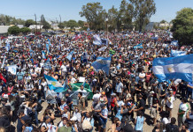 LO QUE ADVERTIMOS SUCEDIÓ: APROBACIÓN DE LEY MINERA, CAOS, REACCIÓN POPULAR Y EL COSTO POLÍTICO DE DAR MARCHA ATRÁS CON LA LEY “MÁS CORTA” DE LA HISTORIA Movilización en Rawson - Foto: Telam