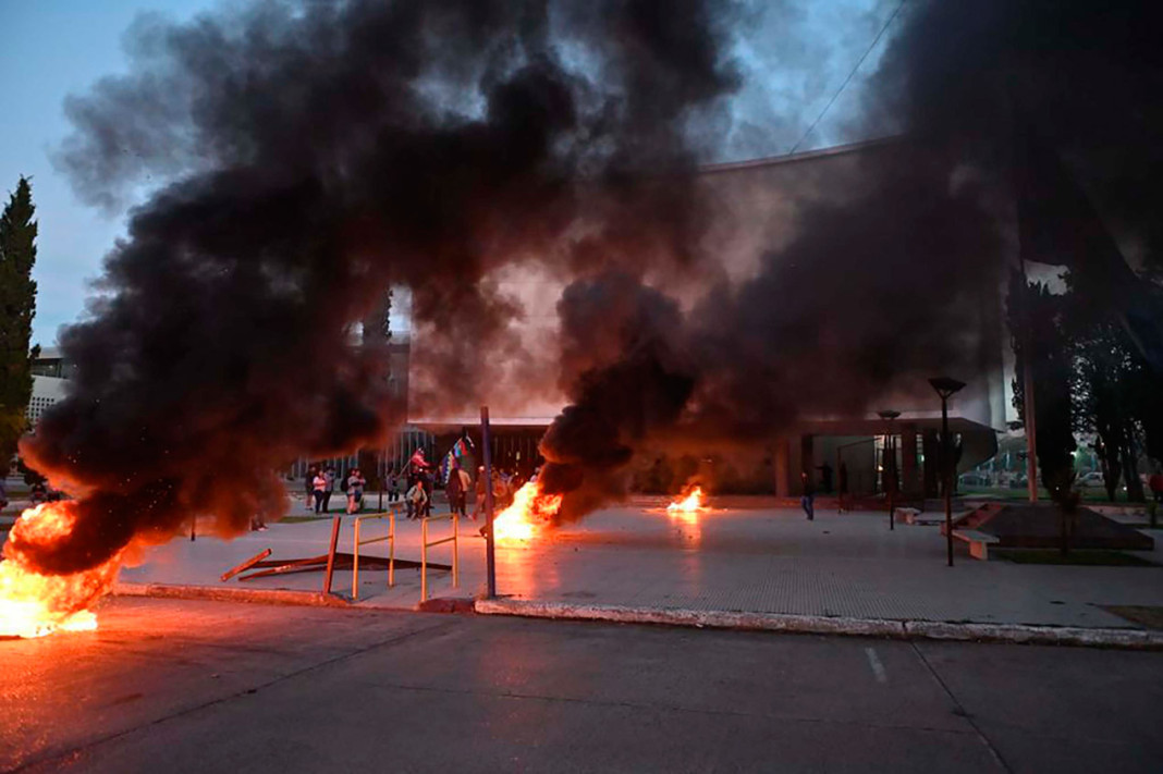 Incidentes frente a la Legislatura de Chubut en Rawson - Foto: Telam