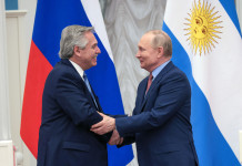 36 días de genocidio. El “gran éxito” de Putín (el amigo de Cristina y Alberto) es acumular miles de muertos civiles, violar a mujeres y enterrar cadáveres en fosas comunes Alberto Fernández junto a Vladimir Putin - Foto: NA