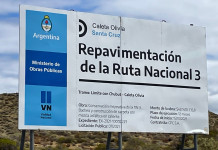 EMPEZÓ EL DRENAJE DE FONDOS A FAVOR DE CRISTÓBAL LÓPEZ: CASI 500 MILLONES DE PESOS, SOLO PARA “BACHEO” DE LA RUTA CRIMINAL CALETA-COMODORO El cartel de obra en el acceso norte a Santa Cruz - Foto: OPI Santa Cruz/Francisco Muñoz