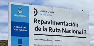 El cartel de obra en el acceso norte a Santa Cruz - Foto: OPI Santa Cruz/Francisco Muñoz