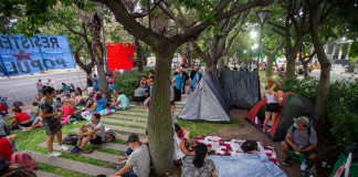 Manifestantes del Polo Obrero Tendencia acampan sobre la plazoleta de la 9 de julio cercana al Ministerio de Desarrollo Social de la Nación - Foto: NA