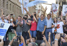 LA MARCHA DE LOS CONDENADOS Dirigentes afines al kirchnerismo durante la concentración frente a Tribunales para protestar contra la Corte Suprema de Justicia de la Nación - Foto: NA