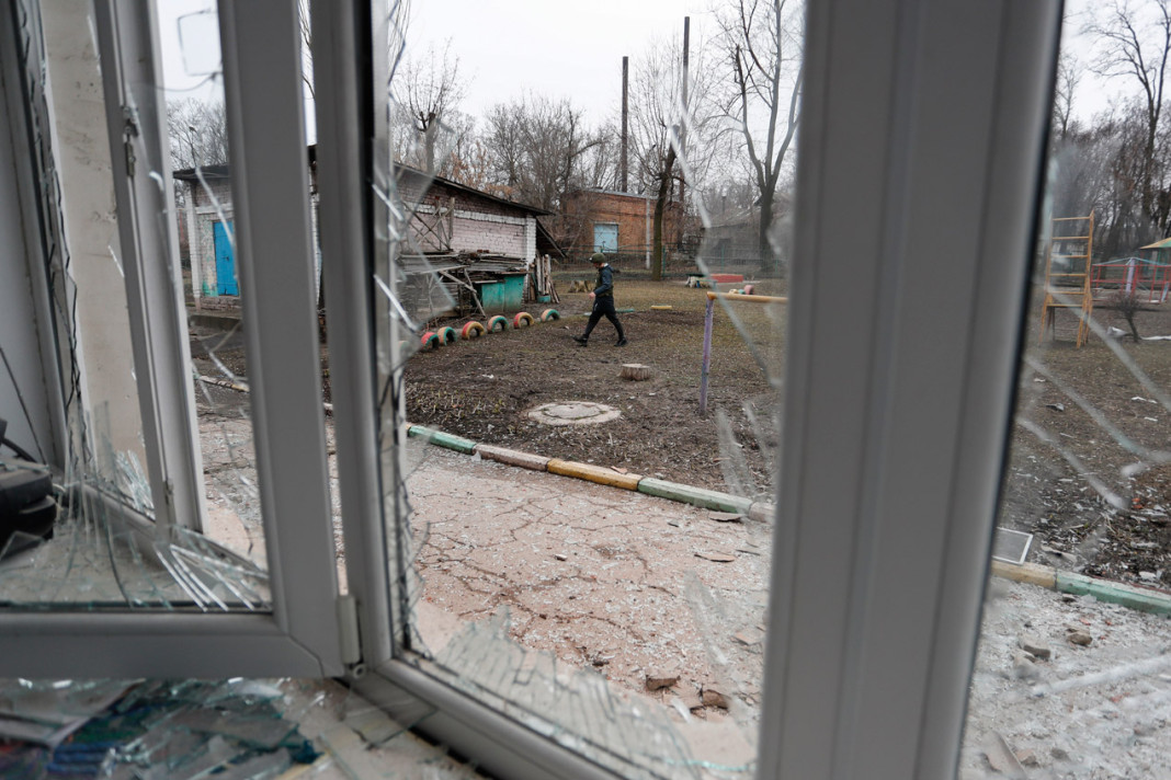 Un periodista caminando frente a un edificio dañado, en Donetsk Ucrania - Foto: NA