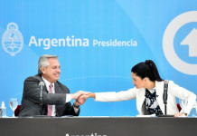 En diciembre, Luana Volnovich ya había incorporado 478 empleados en el PAMI Luana Volnovich junto a Alberto Fernández - Foto: NA