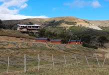 Tierras de Río Turbio cedidas en comodato incumplido a un titular fallecido, siguen (¿ilegalmente?) en manos de los herederos, por decisión política del FPV Complejo turistico de cabañas en Río Turbio - Foto: OPI Santa Cruz