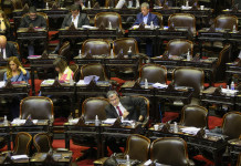 “Nadie se baja”: el acuerdo al que llegaron los 16 diputados oficialistas que enjuiciarán a la Corte El presidente del bloque del Frente de Todos, Germán Martínez durante el debate del acuerdo con el FMI en el recinto de la cámara baja - Foto: NA
