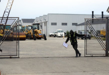 Gendarmería, martilleros públicos y compradores, retiran maquinarias, vehículos y herramientas de la ex Austral Construcciones en Río Gallegos