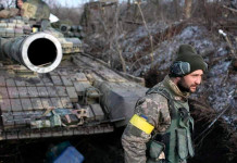 Segundo mes de guerra: el gobierno de Ucrania sigue en pie y Rusia no controla ninguna de las grandes ciudades Tanques e infantería de la 24a Brigada Mecanizada en la región de Luhansk - Foto: NA