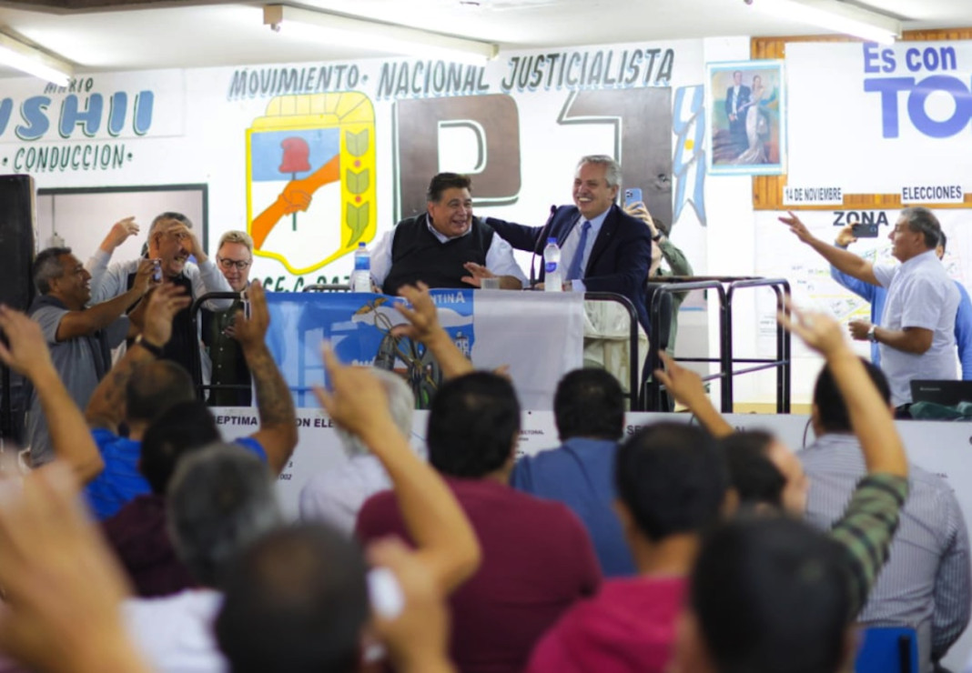 El presidente Alberto Fernández brindó este miércoles un efusivo discurso rodeado de militantes - Foto: Twitter Mario Ishii