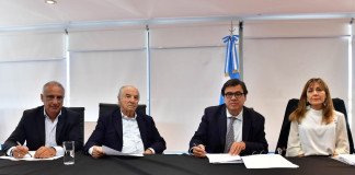 El ministro de trabajo, Claudio Moroni, junto al dirigente Armando Cavalieri, durante la firma del acuerdo paritario para empleados de comercio. - Foto: NA