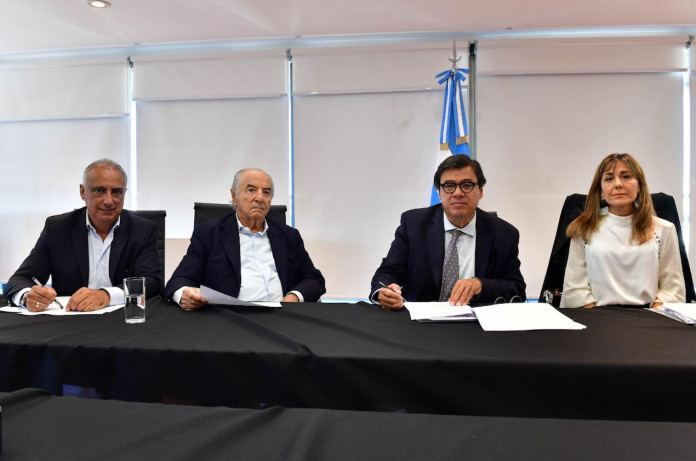 El ministro de trabajo, Claudio Moroni, junto al dirigente Armando Cavalieri, durante la firma del acuerdo paritario para empleados de comercio. - Foto: NA
