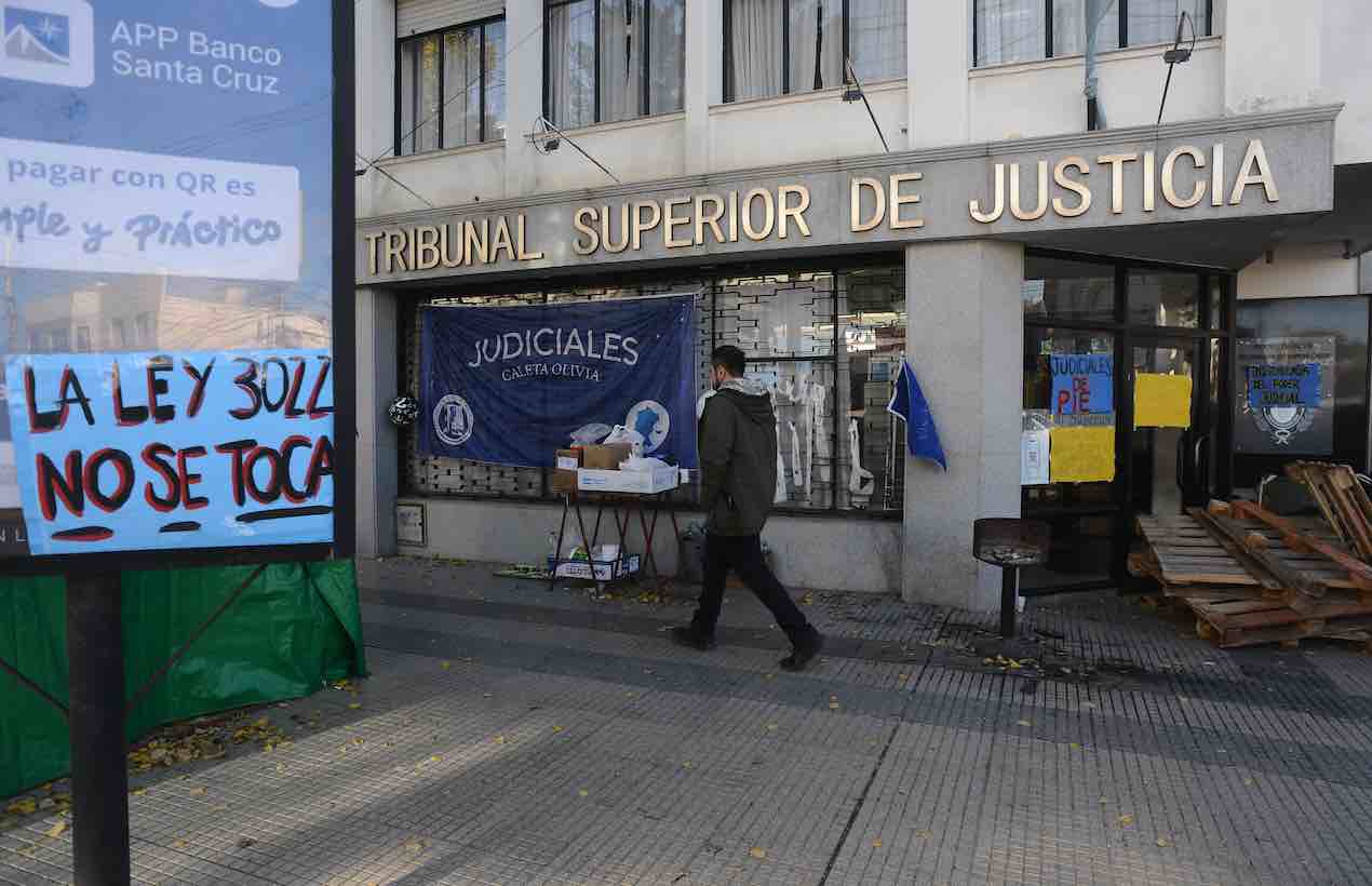 El gremio de Judiciales acampa frente al Tribunal Superior de Justicia de Santa Cruz - Foto: OPI Santa Cruz/Francisco Muñoz
