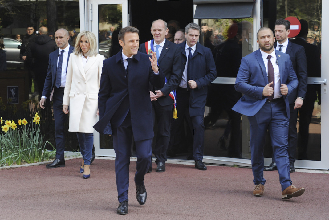 El presidente francés, Emmanuel Macron sale de un colegio electoral después de emitir sus voto acompañado de su esposa Briggitte Macron- Foto: NA