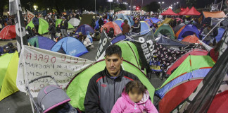 El acampe sobre la avenida 9 de Julio frente al ministerio de Desarrollo Social - Foto: NA