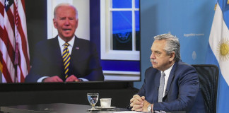 El presidente Alberto Fernández en dialogo con Joe Biden - Foto: NA