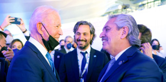 El presidente Alberto Fernández en dialogo con Joe Biden - Foto: NA