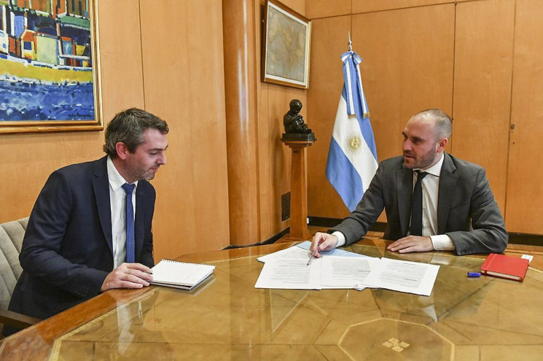 El ministro de Economía, Martín Guzmán, junto al reemplazante de Roberto Feletti en la secretaria de Comercio Interior, Guillermo Hang - Foto: NA