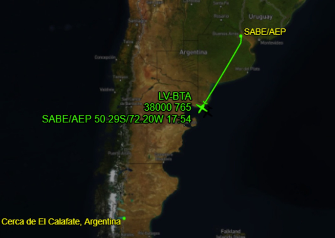 El learjet LV-BTA de YPF volando a El Calafate -